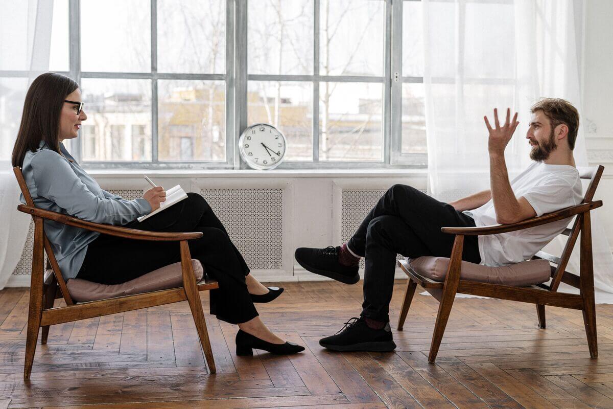 Manager using the Grow Model coaching technique in a meeting