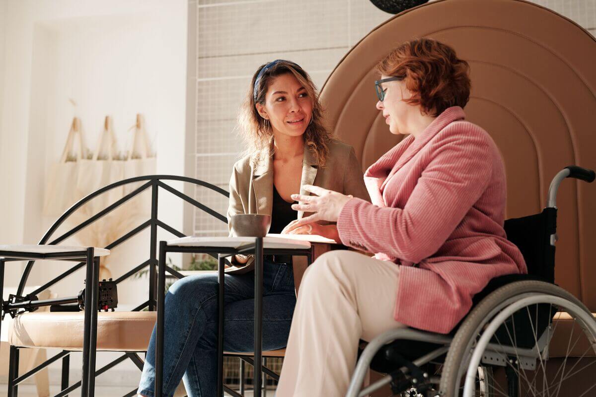 Manager and team member having a conversation about coaching and mentoring techniques